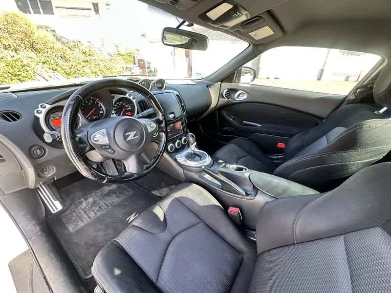 Used 2018 Nissan 370Z Coupe RWD image 33
