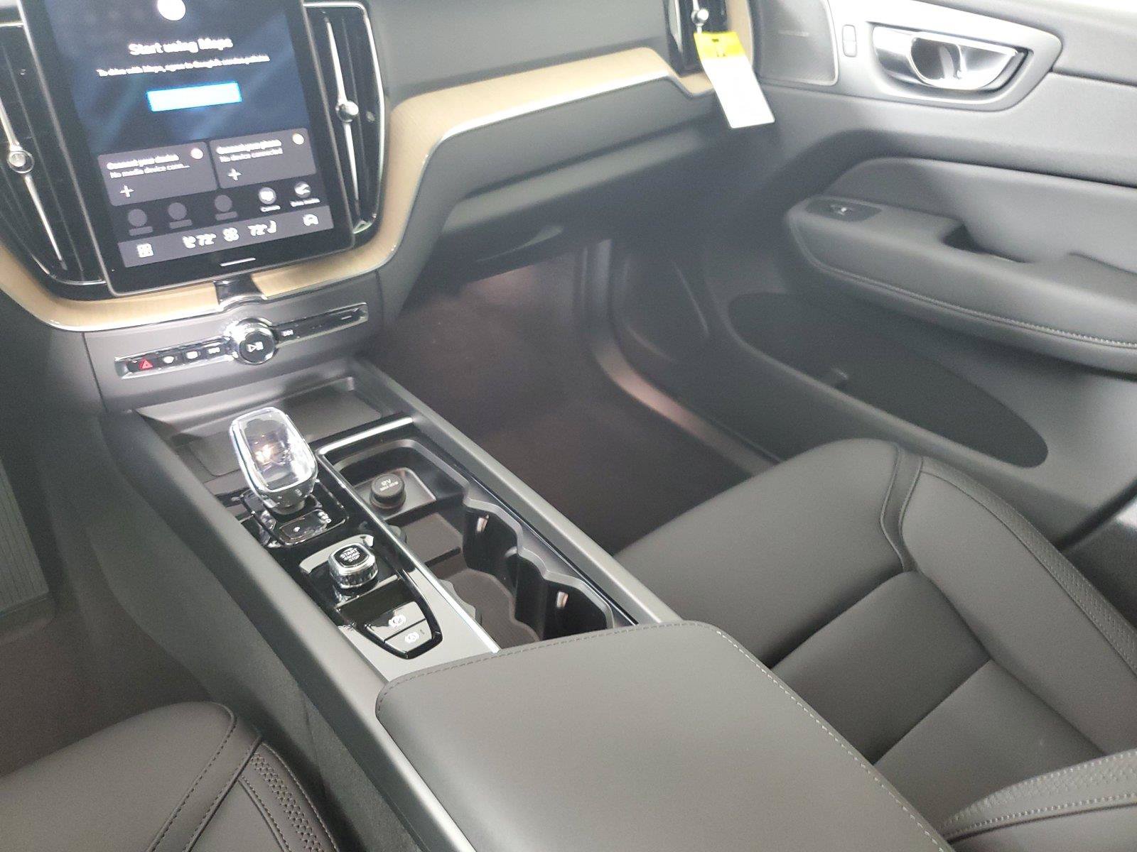 New 2027 Volvo XC60 B5 Plus AWD/4WD image 17