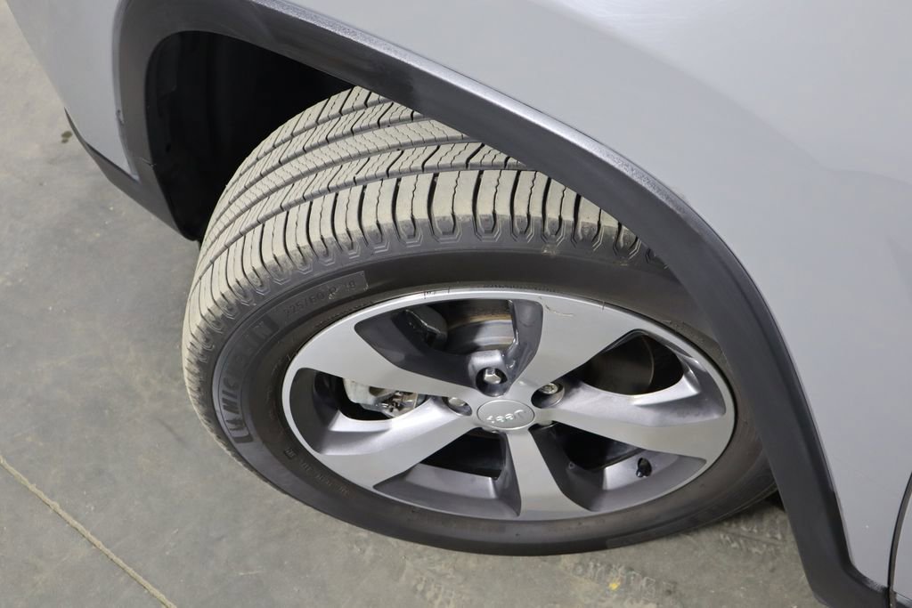 Used 2019 Jeep Cherokee Limited image 41