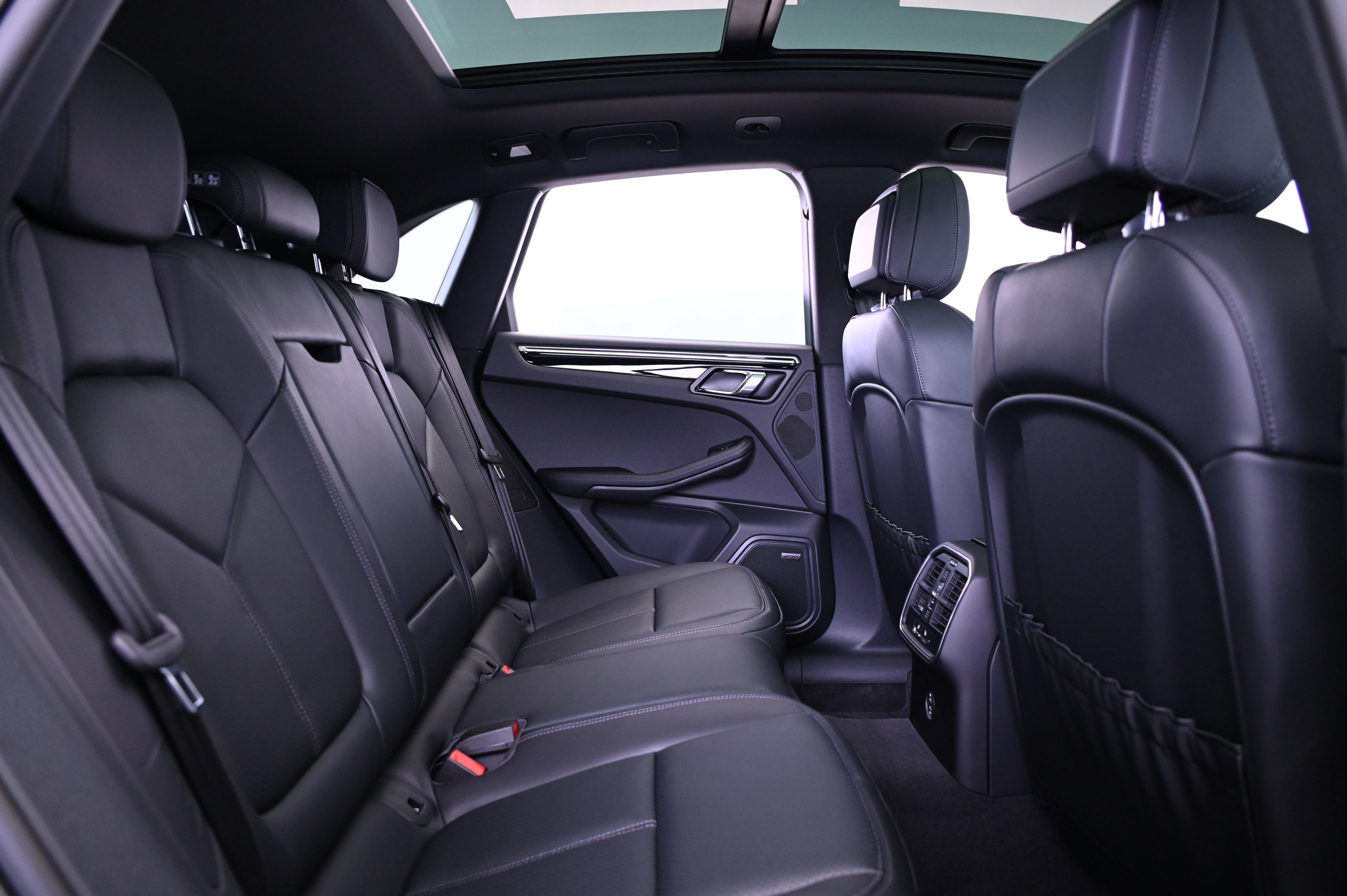 Certified 2025 Porsche Macan image 22