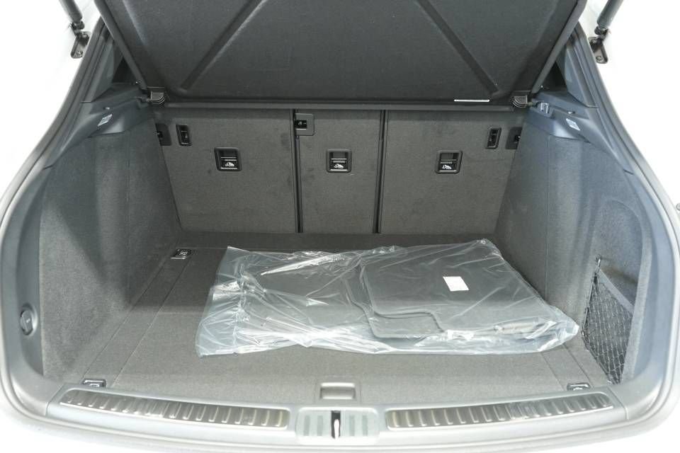 Certified 2025 Porsche Macan AWD/4WD image 28