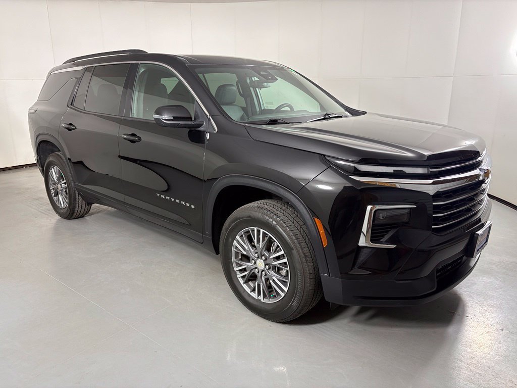 Used 2025 Chevrolet Traverse LT FWD image 2