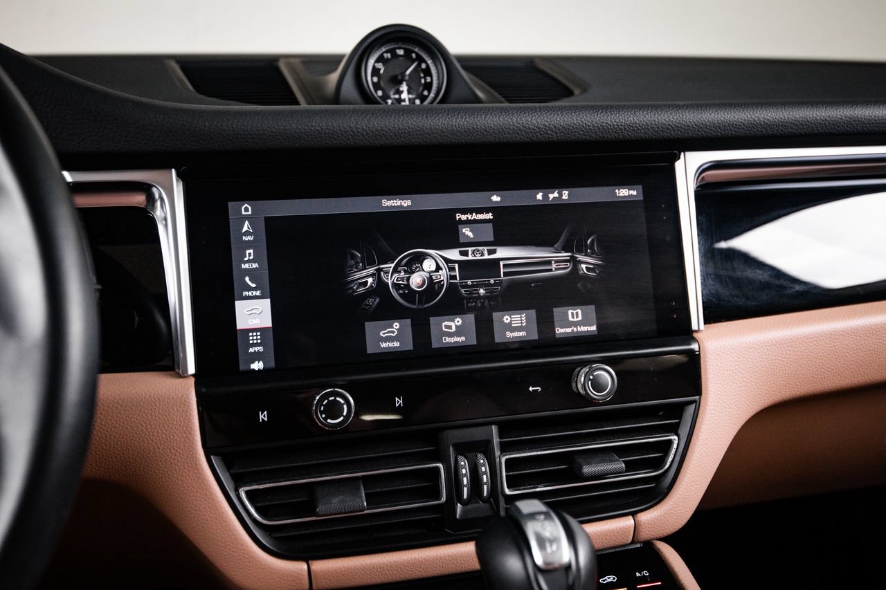 Certified 2023 Porsche Macan AWD/4WD image 18