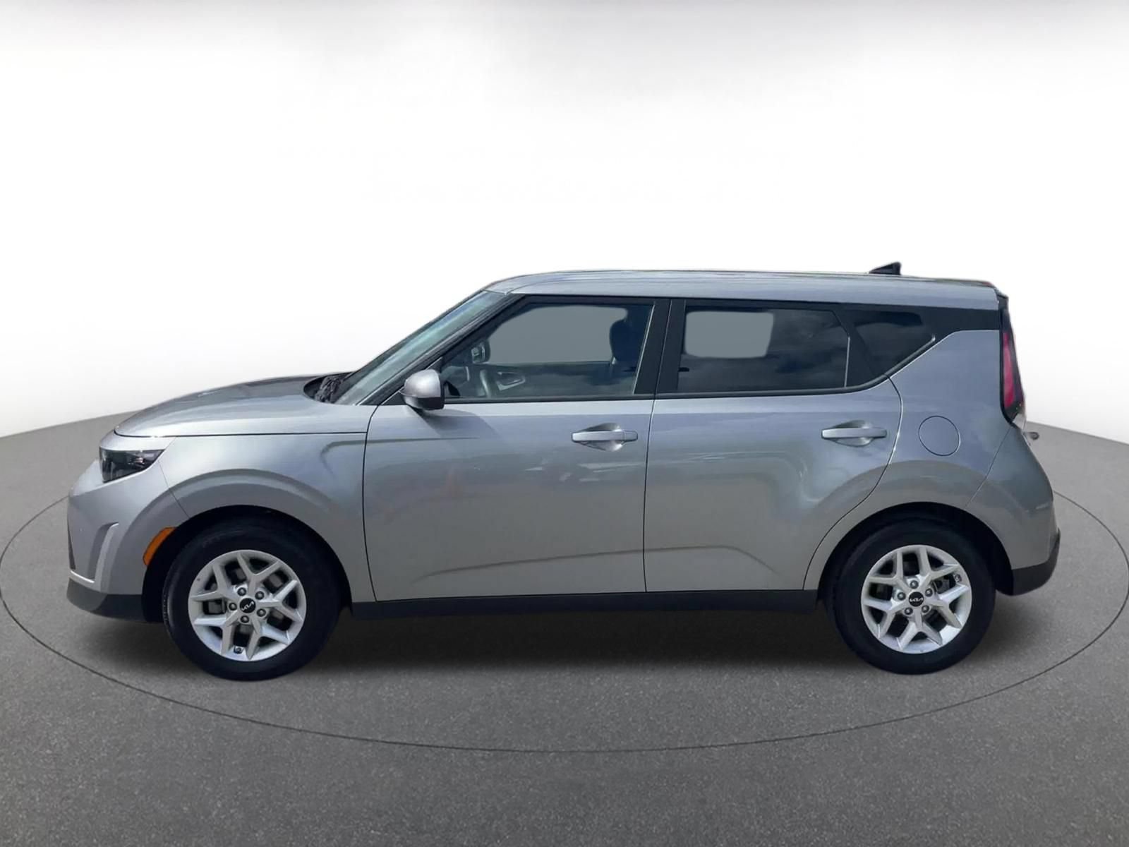 Used 2025 Kia Soul LX w/ LX Technology Package FWD image 8