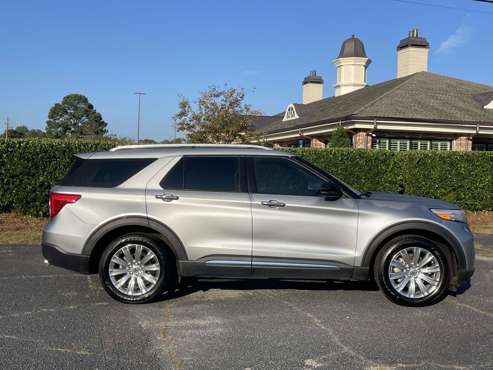 Used 2020 Ford Explorer Limited w/ Class III Trailer Tow Package image 2