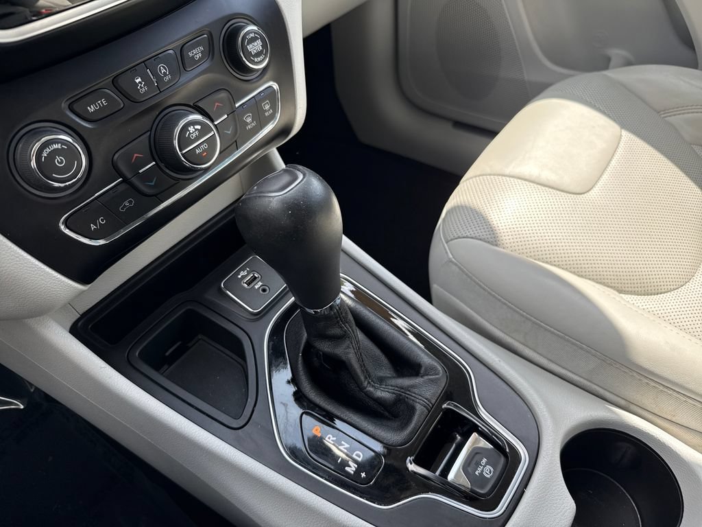 Used 2019 Jeep Cherokee Limited FWD image 22