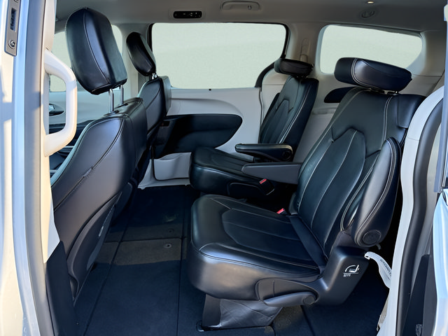 Used 2024 Chrysler Pacifica Touring-L FWD image 4