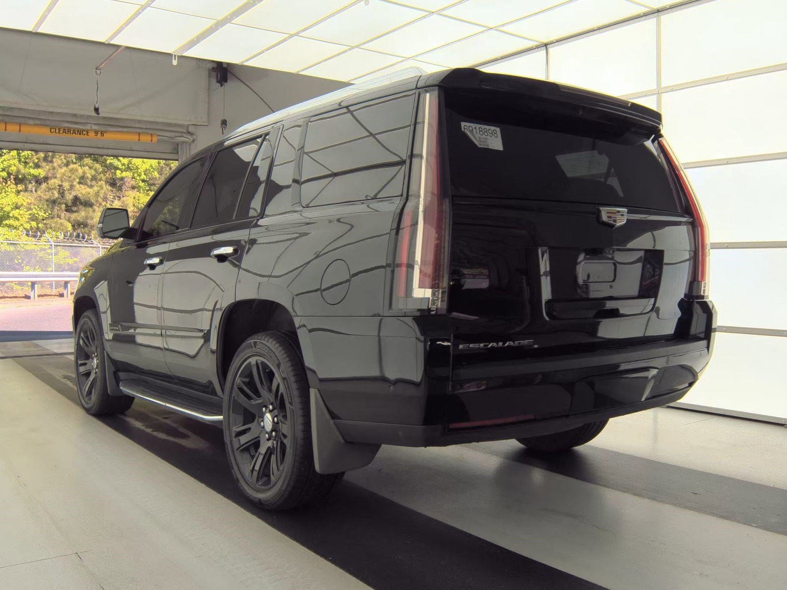Used 2018 Cadillac Escalade Luxury AWD/4WD image 6