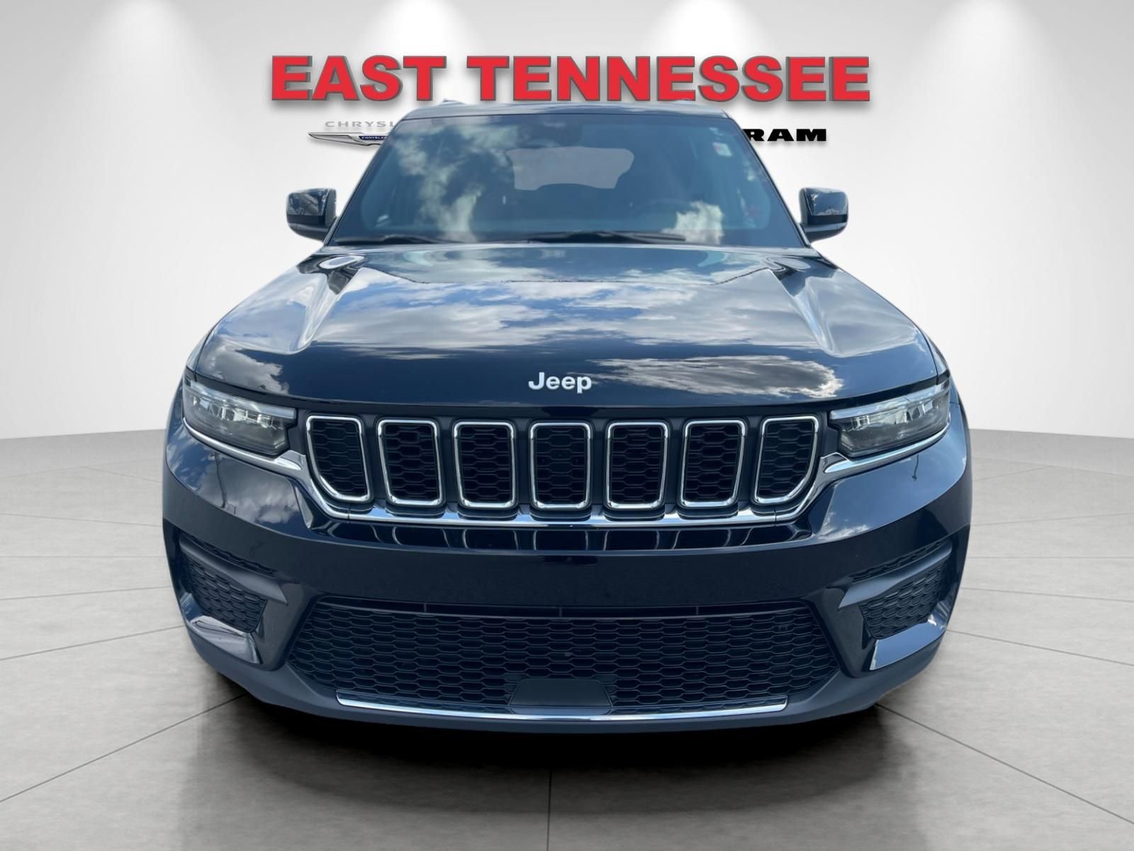 Used 2025 Jeep Grand Cherokee Laredo X w/ Luxury Tech Group I AWD/4WD image 9