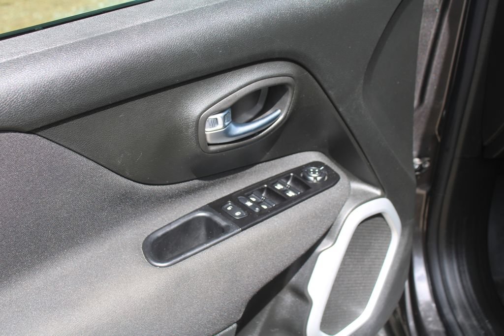 Used 2021 Jeep Renegade Latitude FWD image 19
