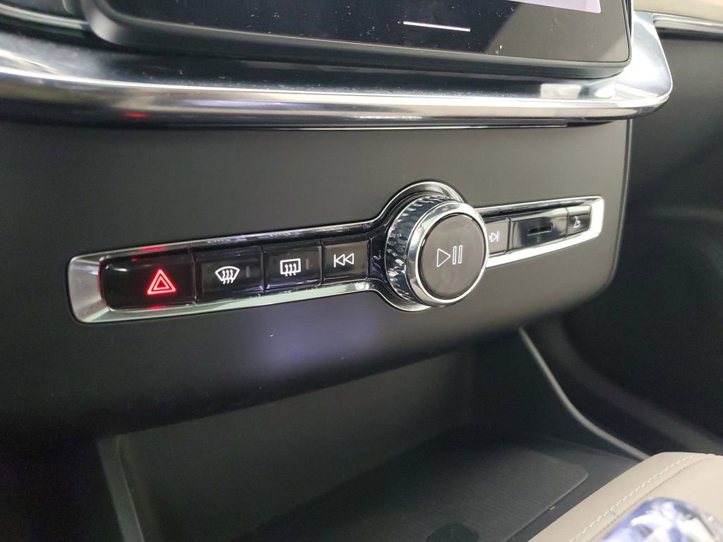 Certified 2025 Volvo XC90 B6 Core w/ Climate Package image 32