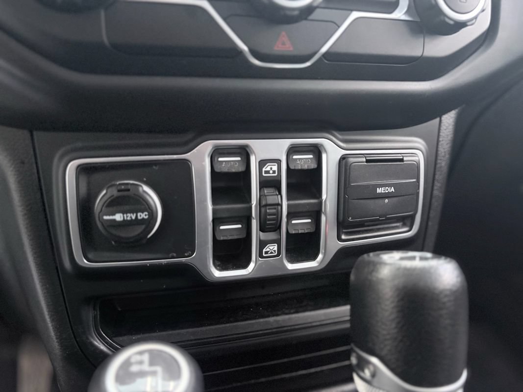 Used 2018 Jeep Wrangler Unlimited Sport S AWD/4WD image 28