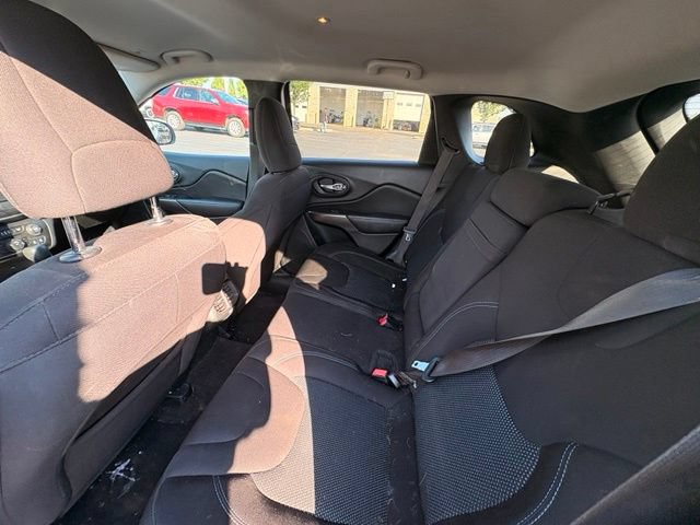 Used 2019 Jeep Cherokee Latitude w/ Popular Appearance Group FWD image 12