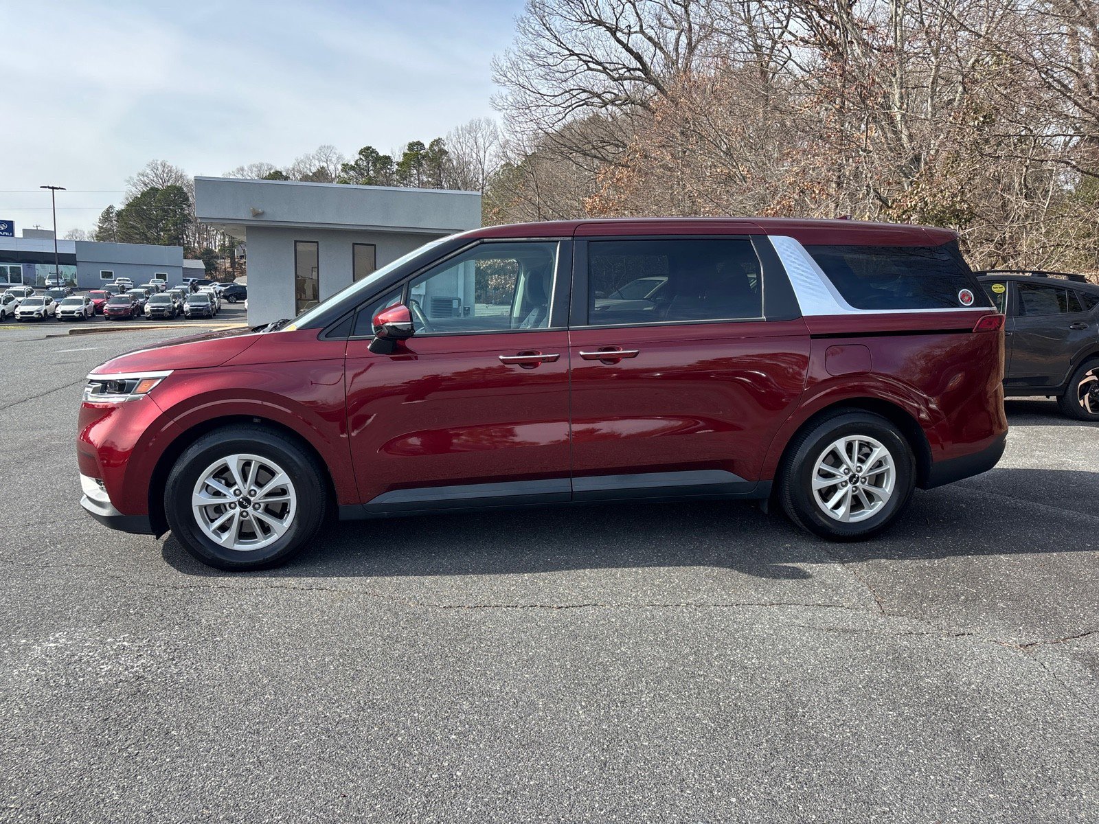 Used 2024 Kia Carnival LX image 3