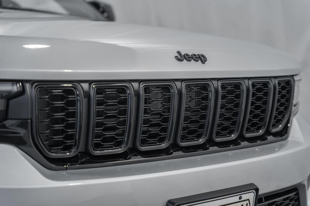 New 2025 Jeep Grand Cherokee Limited image 11