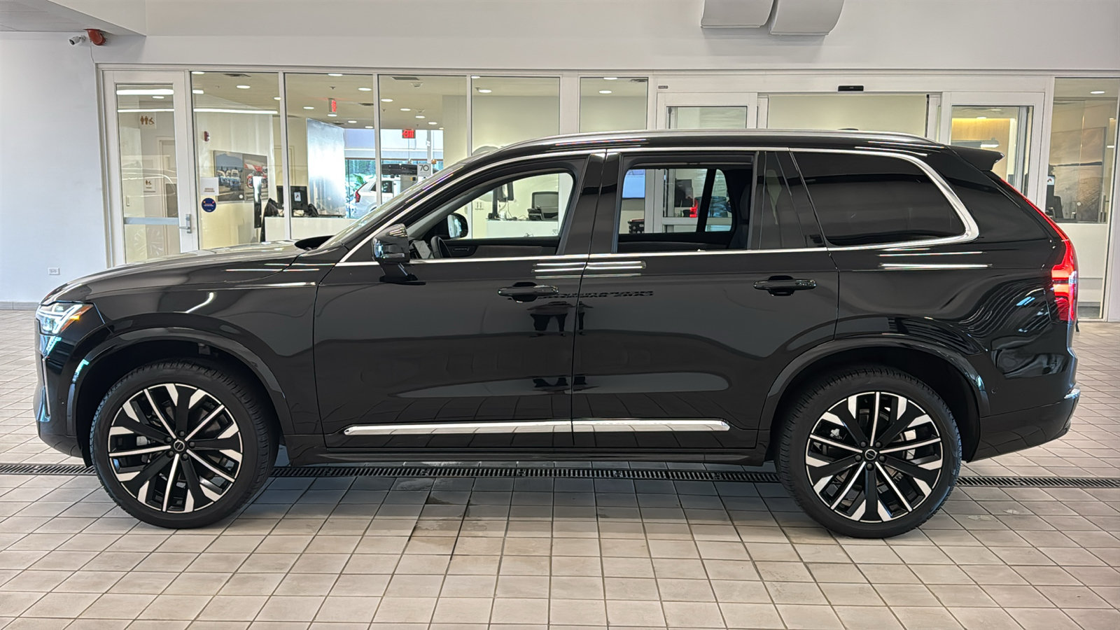 Used 2025 Volvo XC90 B6 Ultra w/ Protection Package Premier AWD/4WD image 8