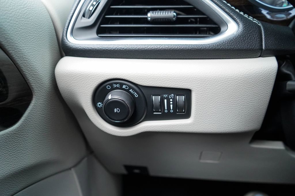 Used 2024 Chrysler Pacifica Limited image 25