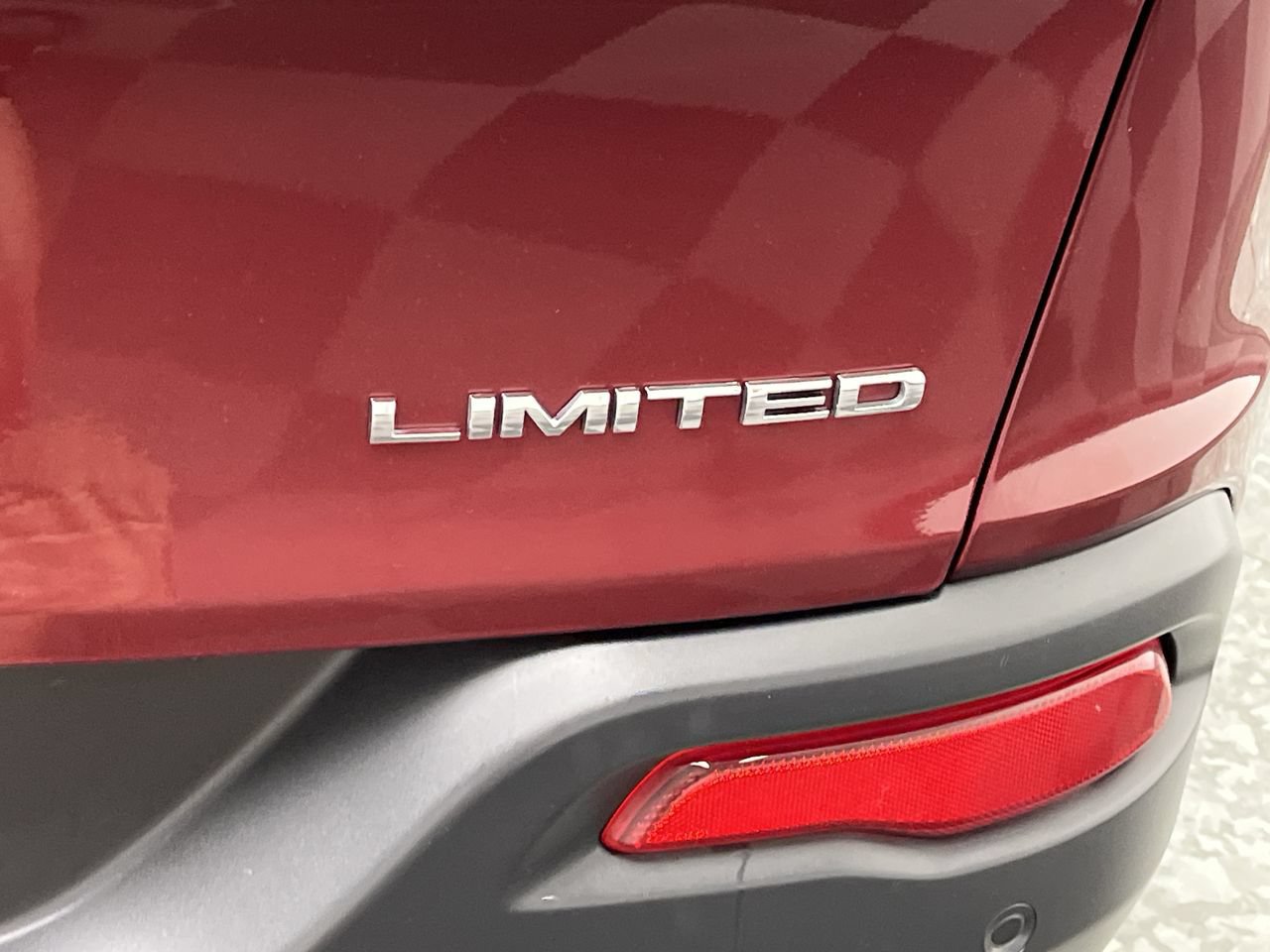 Used 2018 Jeep Cherokee Limited AWD/4WD image 30