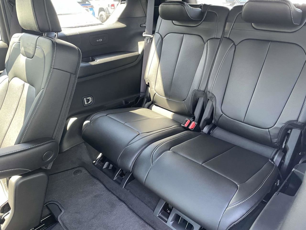 New 2025 Jeep Grand Cherokee L Limited w/ Black Appearance Package image 32