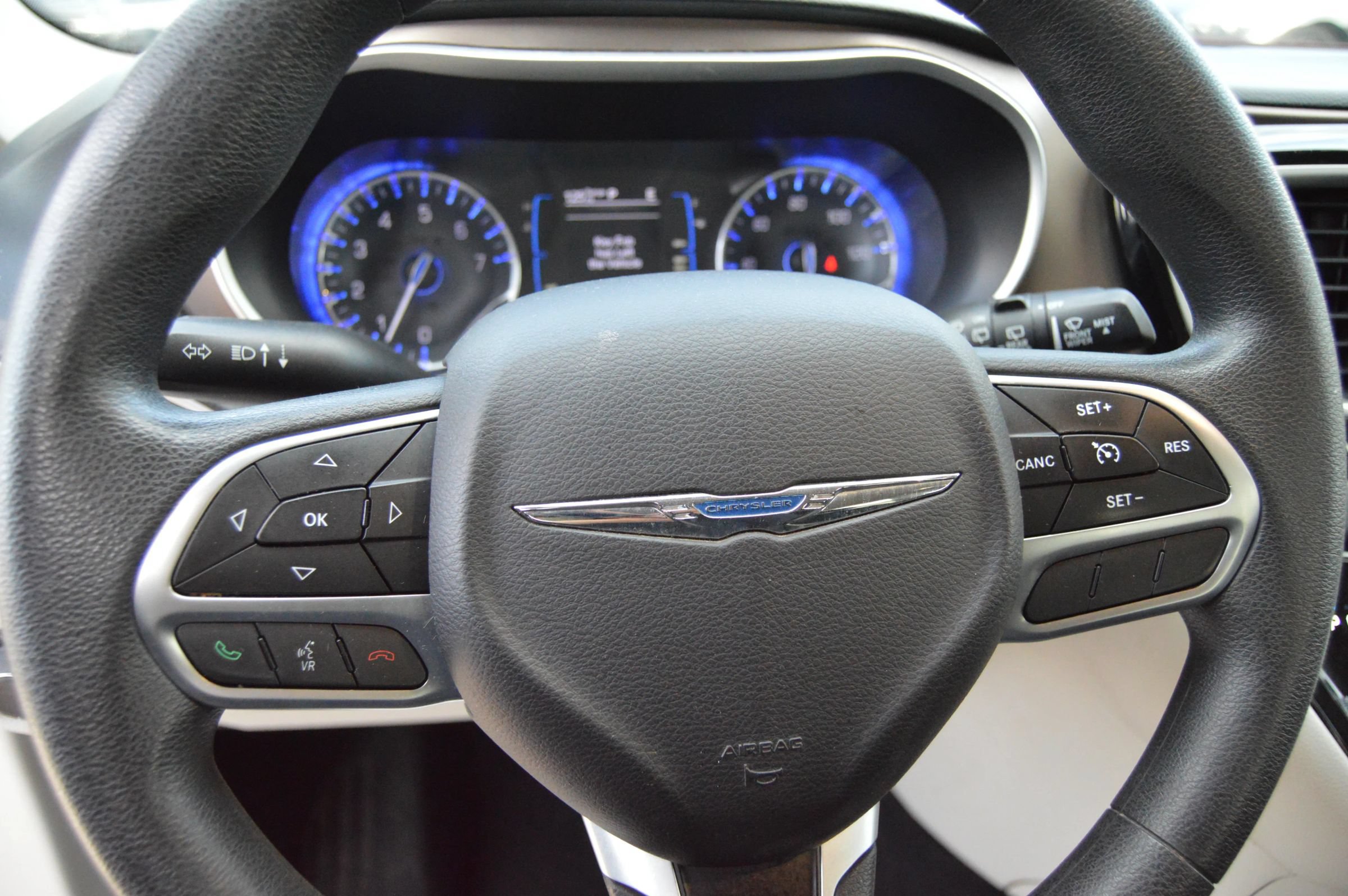 Used 2017 Chrysler Pacifica Touring FWD image 10