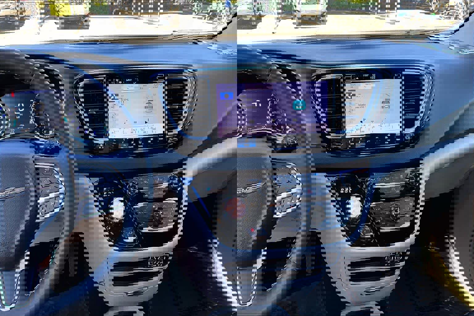 Used 2023 Chrysler Pacifica Touring-L image 6