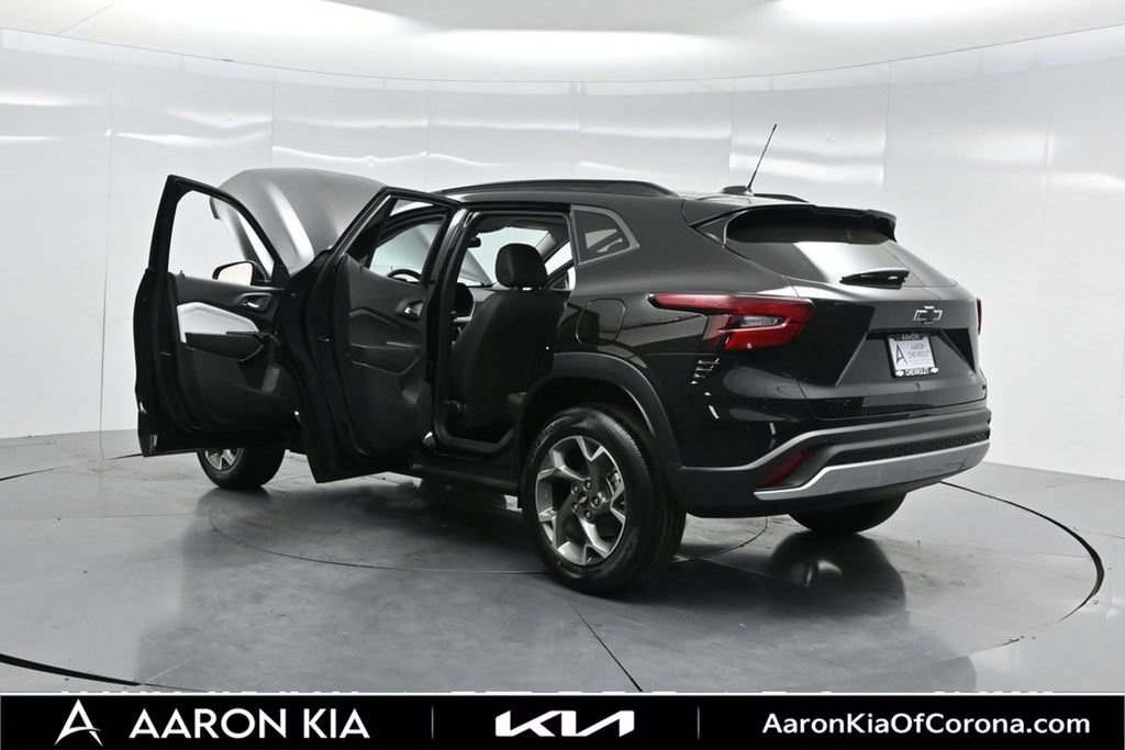 Used 2026 Chevrolet Trax LT w/ Sunroof Package FWD image 57