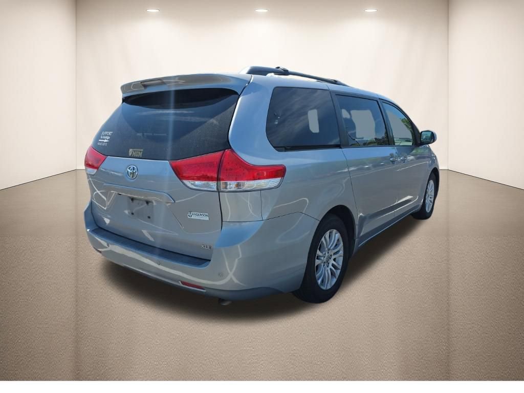Used 2012 Toyota Sienna XLE w/ XLE Navigation Pkg image 3