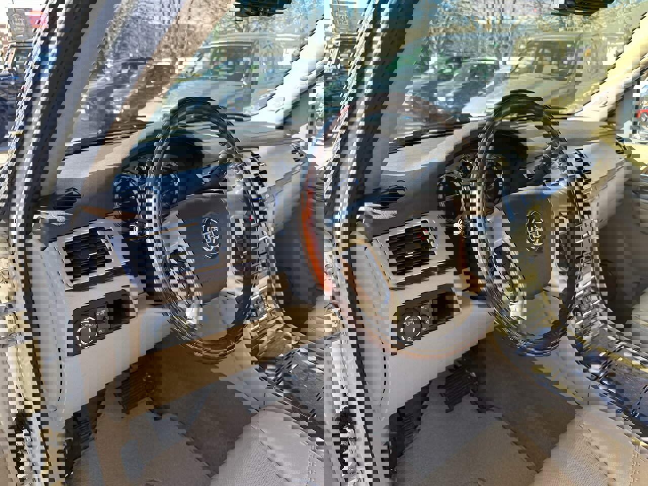 Used 2014 Cadillac Escalade ESV Premium image 33