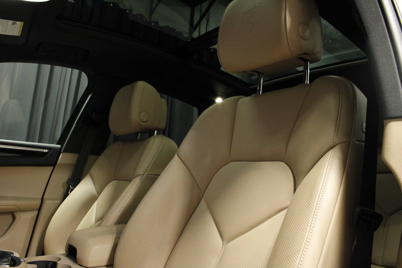 Certified 2025 Porsche Macan AWD/4WD image 28