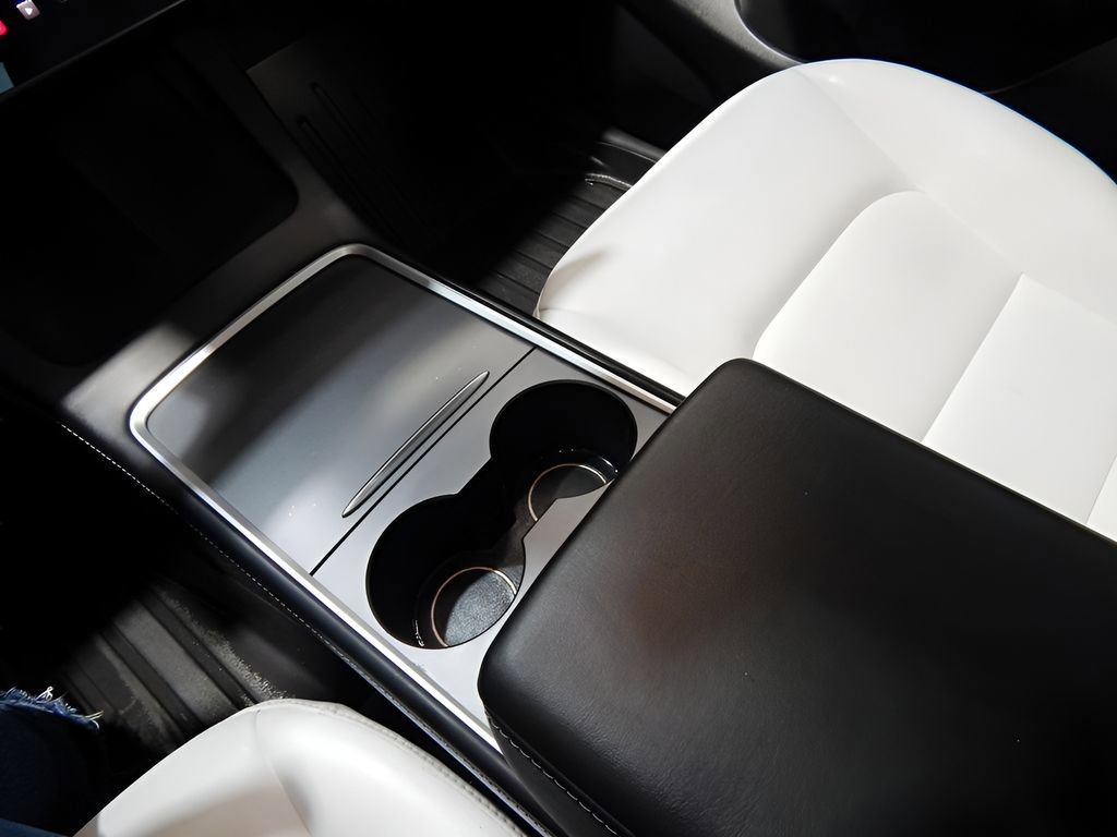 Used 2022 Tesla Model Y Long Range image 27