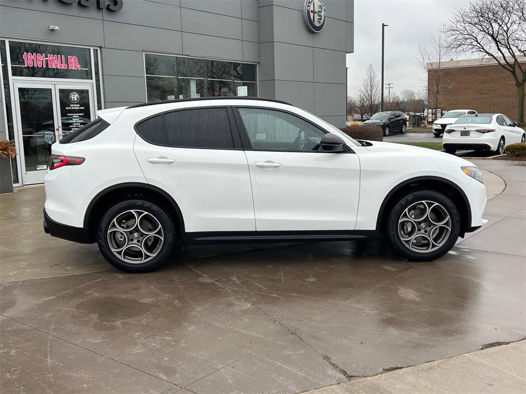 New 2025 Alfa Romeo Stelvio Sprint image 4
