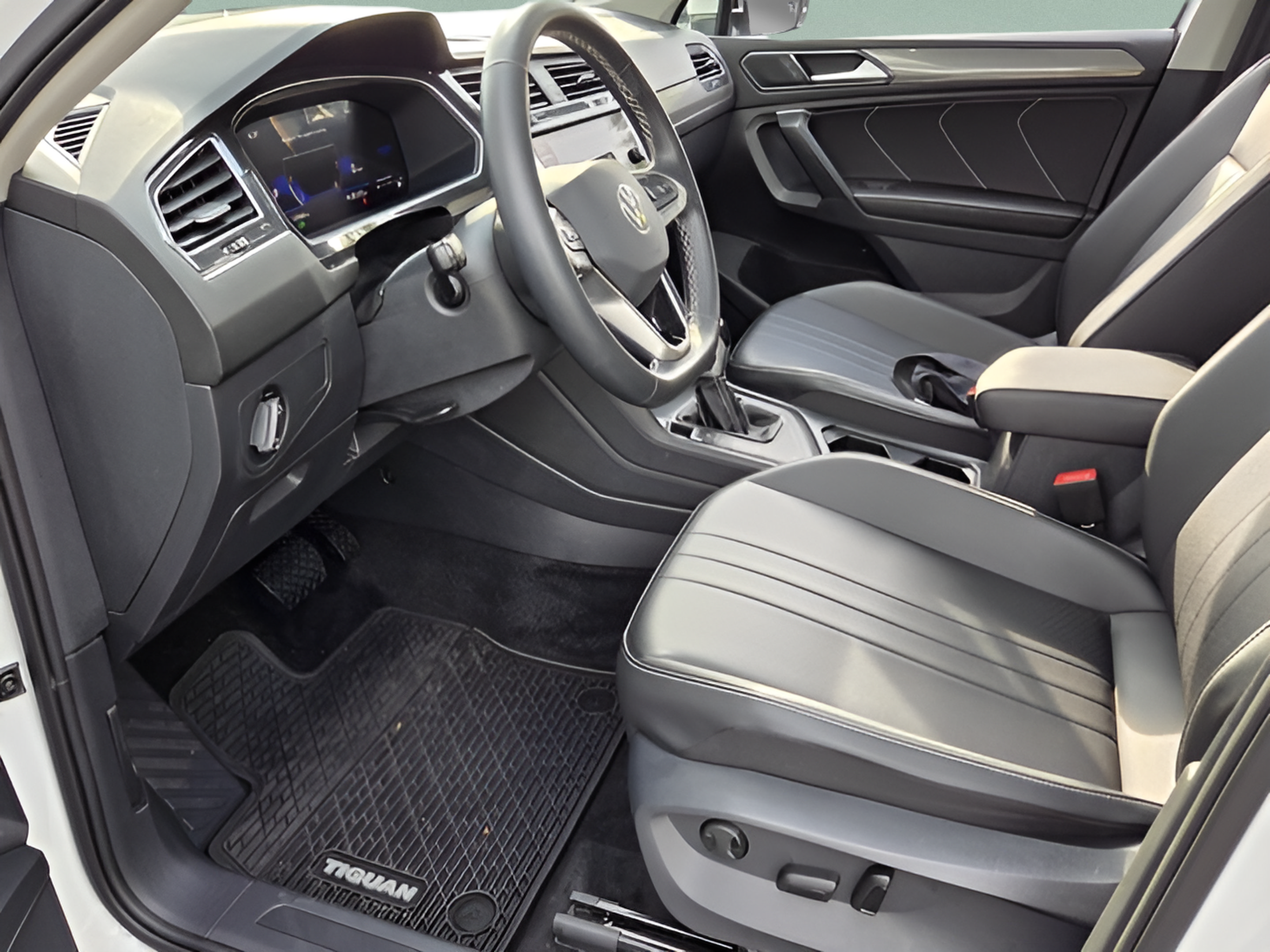 Used 2024 Volkswagen Tiguan SE w/ Panoramic Sunroof Package FWD image 28