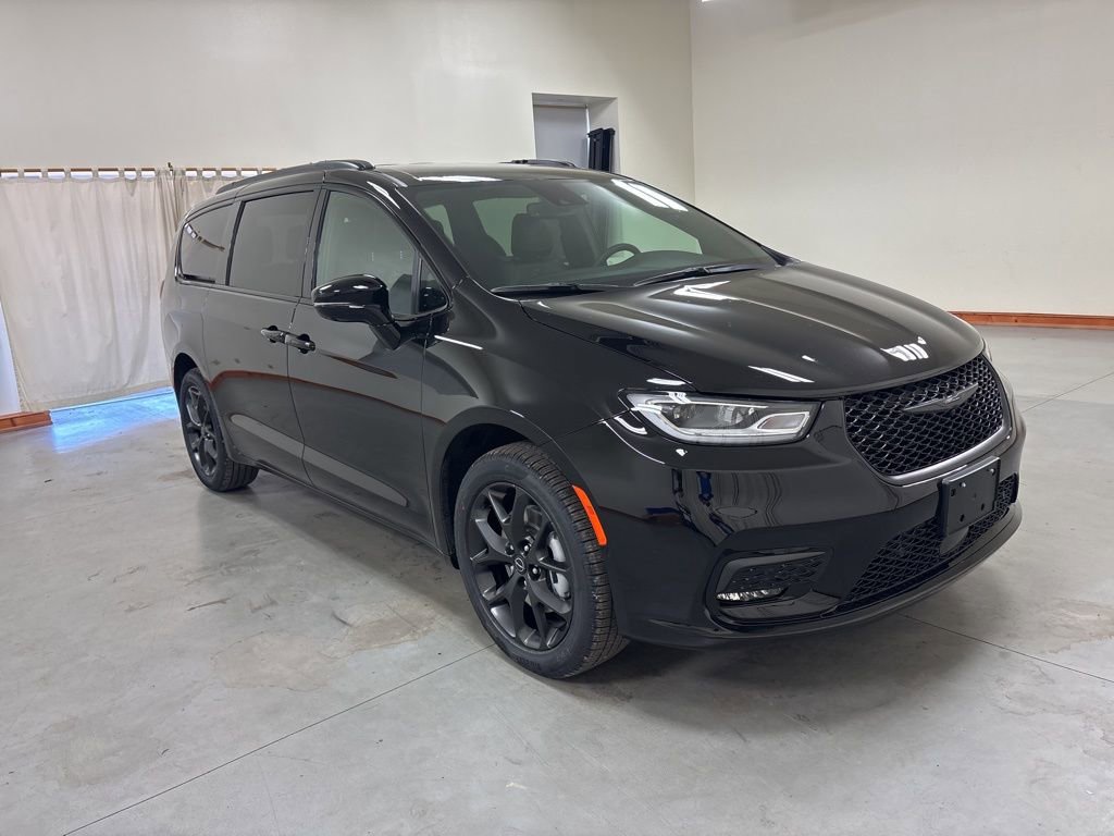 New 2026 Chrysler Pacifica Select w/ S Appearance Package image 2