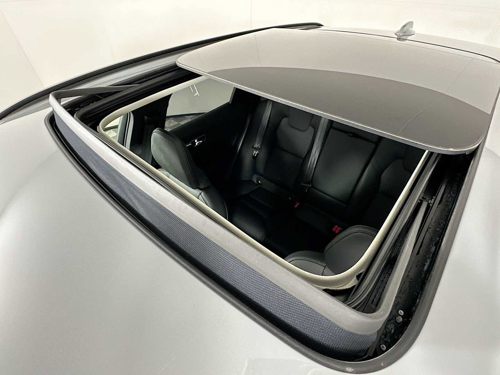 Used 2025 Volvo XC60 T8 Plus w/ Protection Package Premier image 19