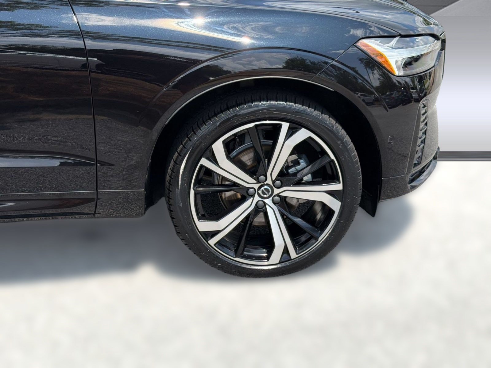 Certified 2024 Volvo XC60 B5 Ultimate w/ Protection Package Premier AWD/4WD image 13