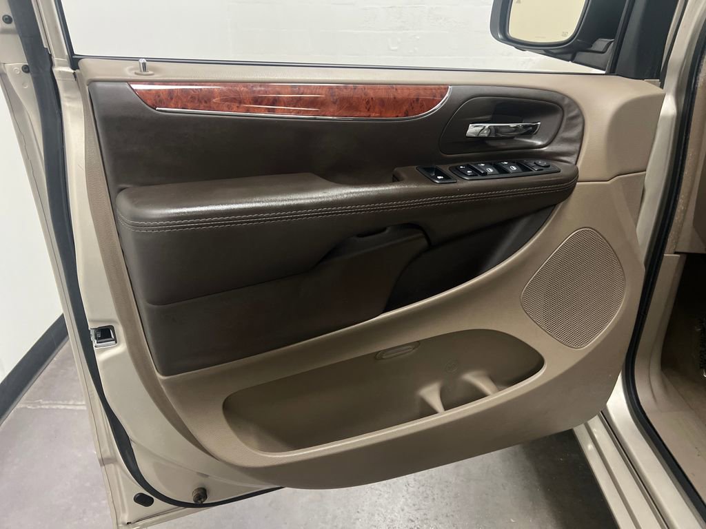 Used 2014 Chrysler Town & Country Touring-L w/ Driver Convenience Group FWD image 11