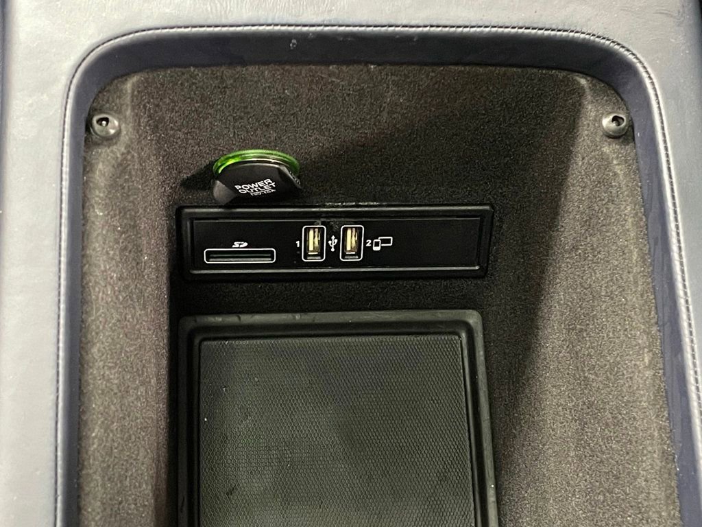 Used 2022 Aston Martin DBX AWD/4WD image 42
