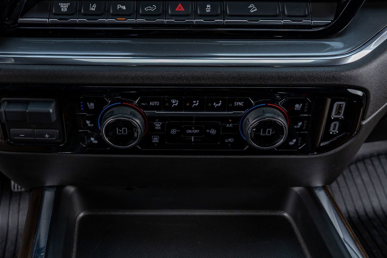 Used 2024 Chevrolet Silverado 2500 High Country w/ High Country Premium Package AWD/4WD image 28