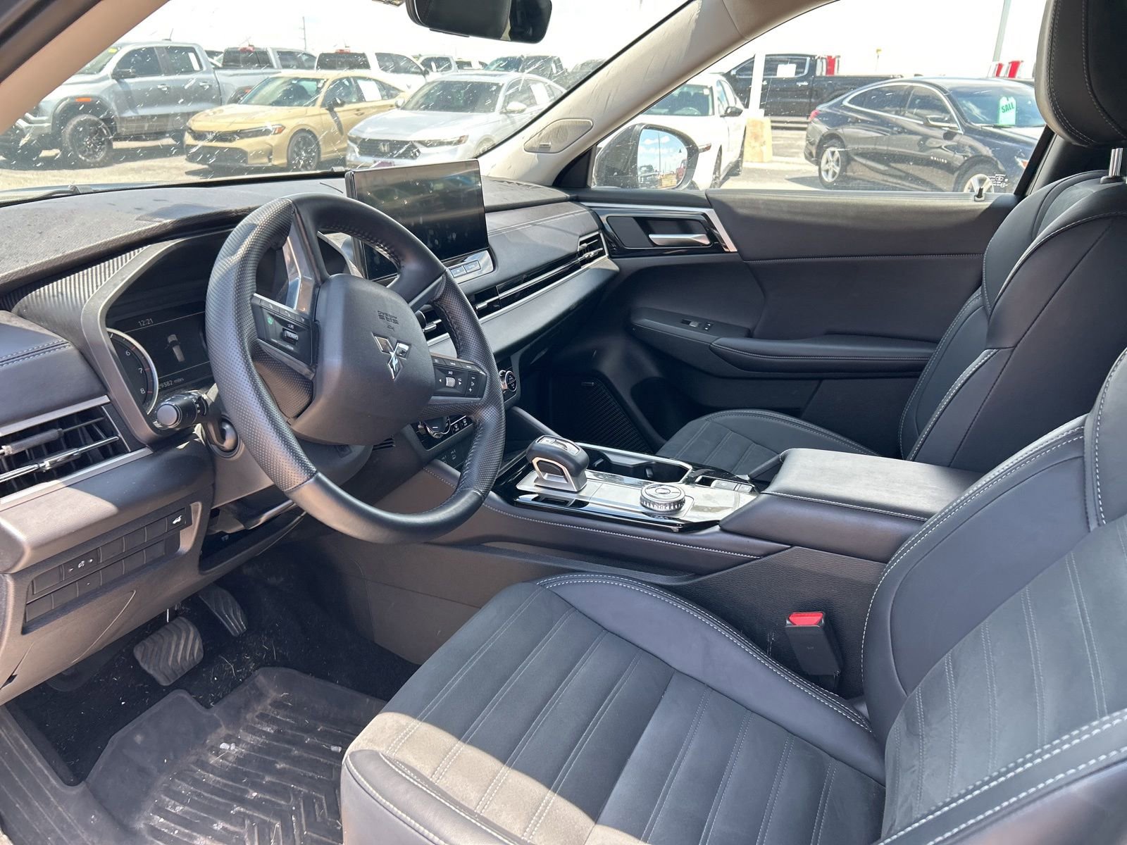Used 2025 Mitsubishi Outlander SE FWD image 11