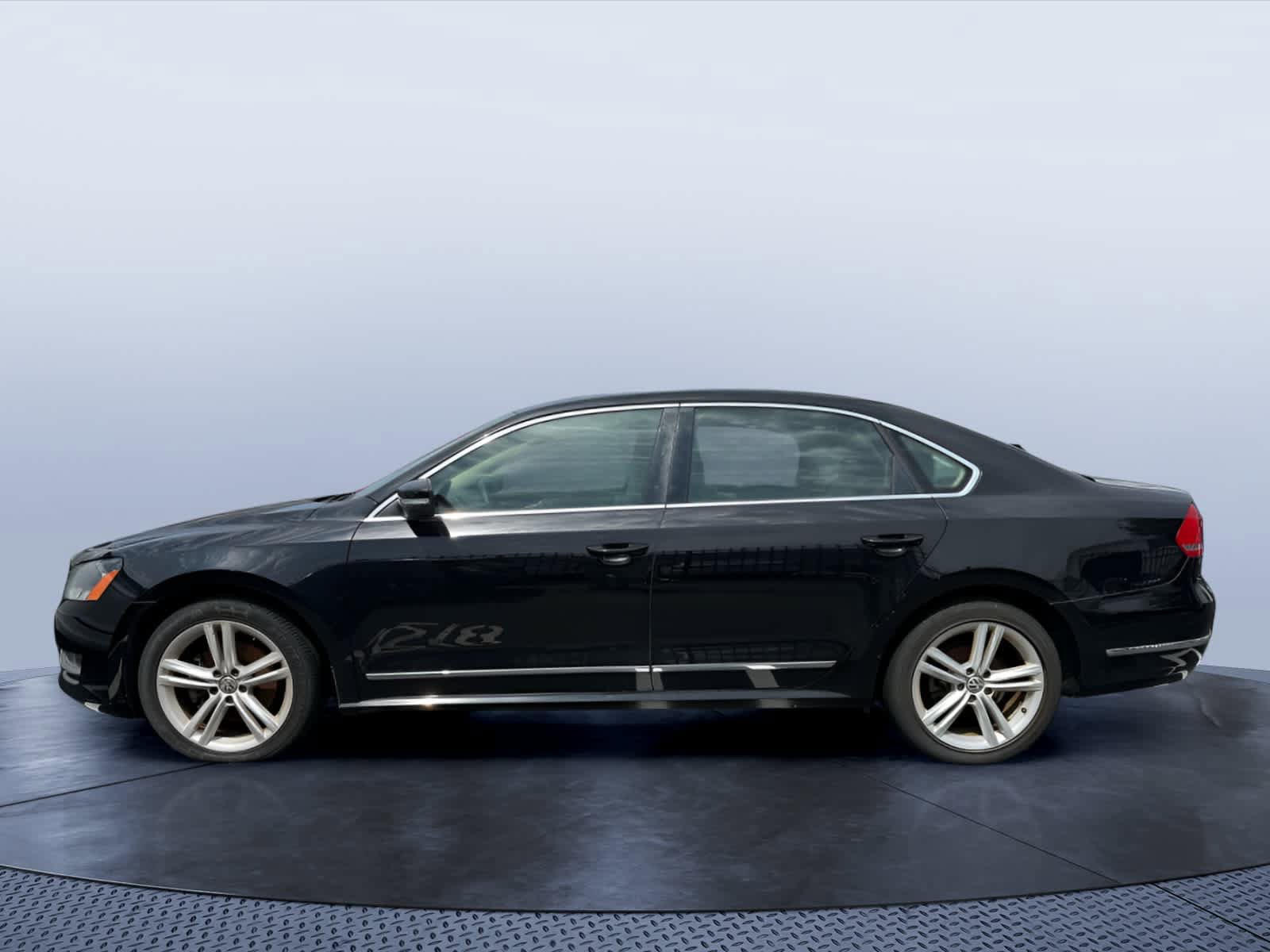 Used 2015 Volkswagen Passat TDI SE FWD image 2
