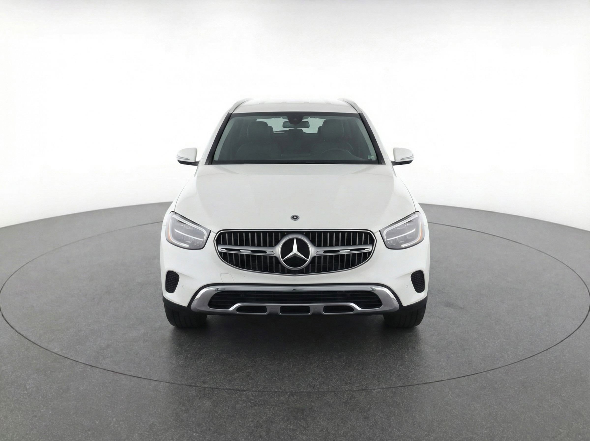 Used 2024 Mercedes-Benz GLC 300 4MATIC image 2