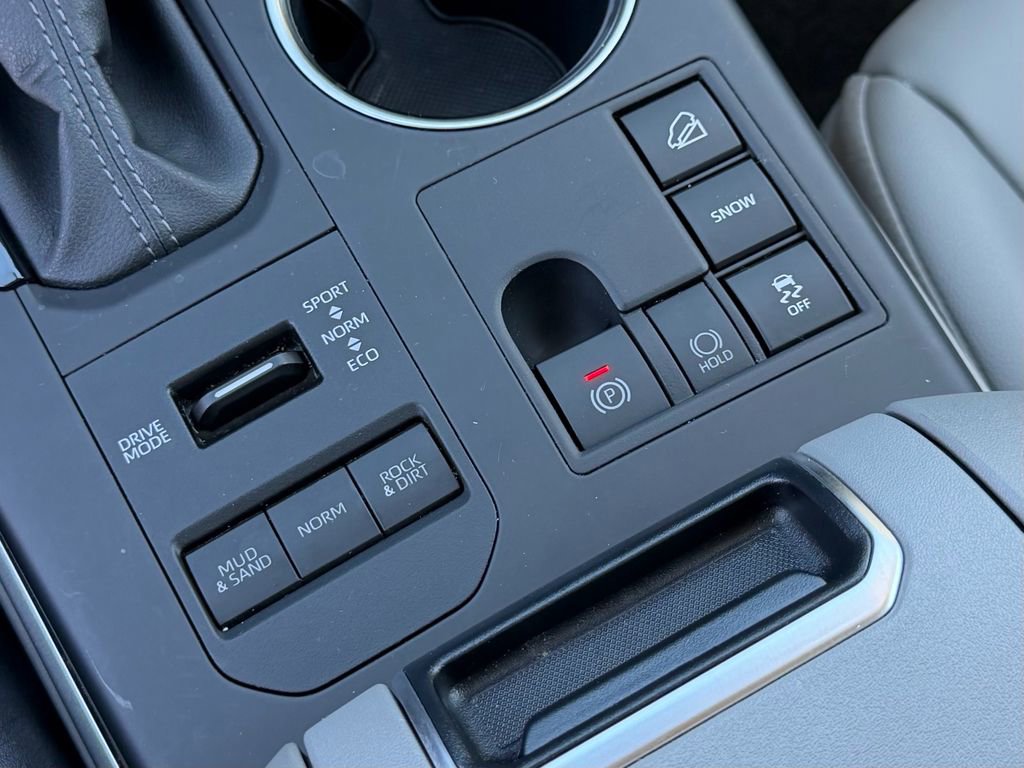 Certified 2024 Toyota Highlander XLE image 28