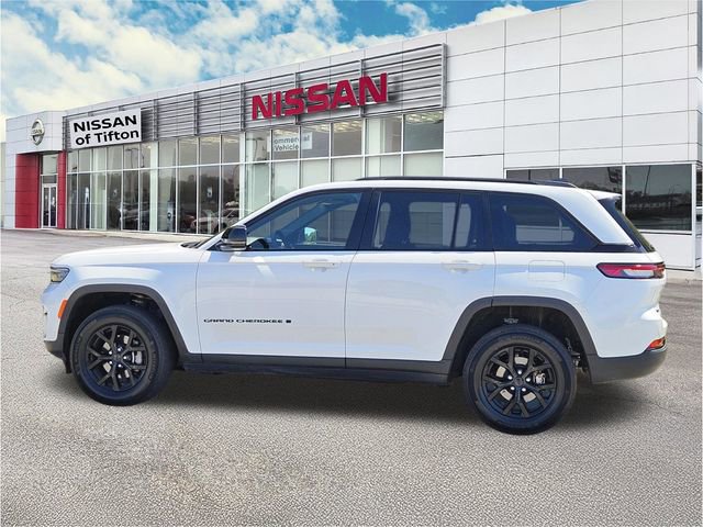 Used 2025 Jeep Grand Cherokee Altitude AWD/4WD image 7