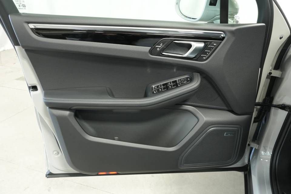 Certified 2026 Porsche Macan AWD/4WD image 25