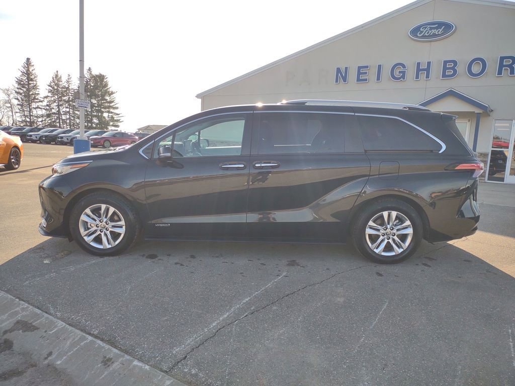 Used 2021 Toyota Sienna Limited image 2