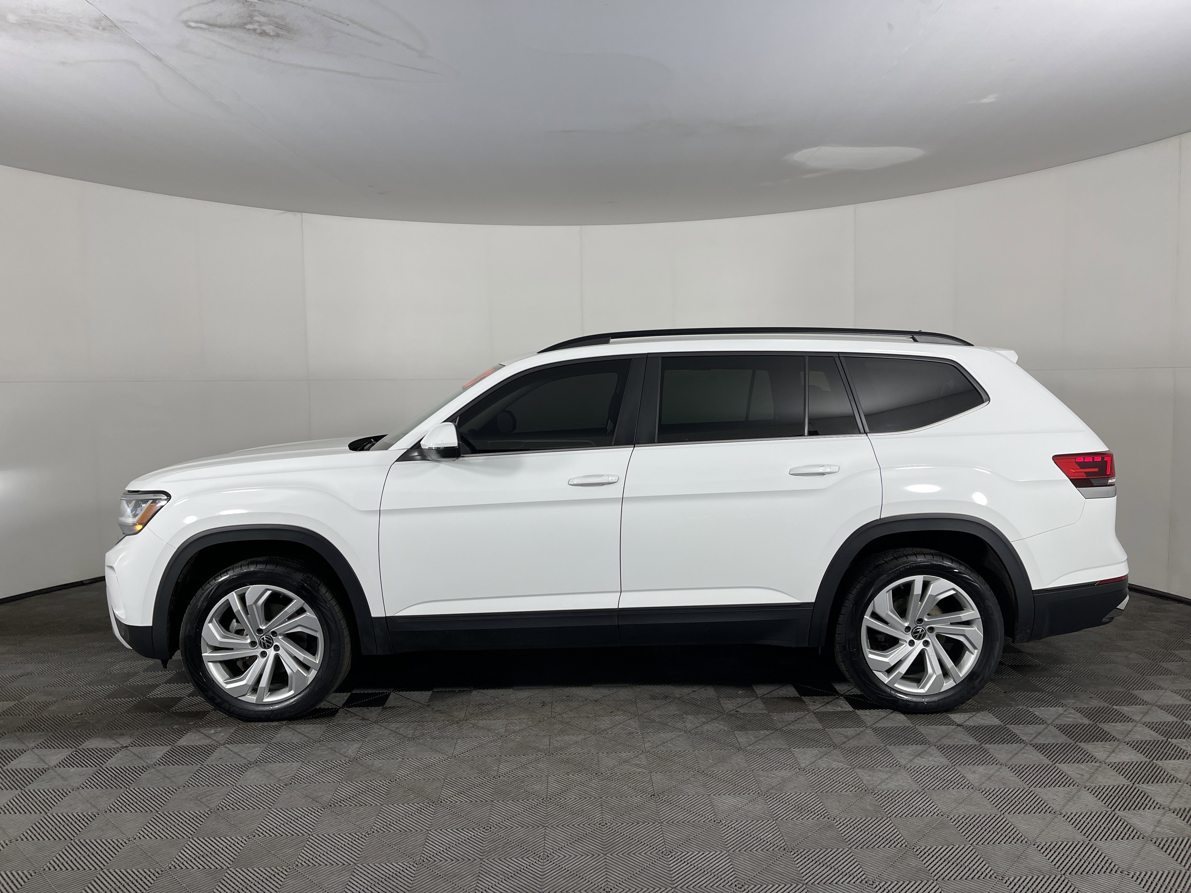 Used 2023 Volkswagen Atlas SE image 3
