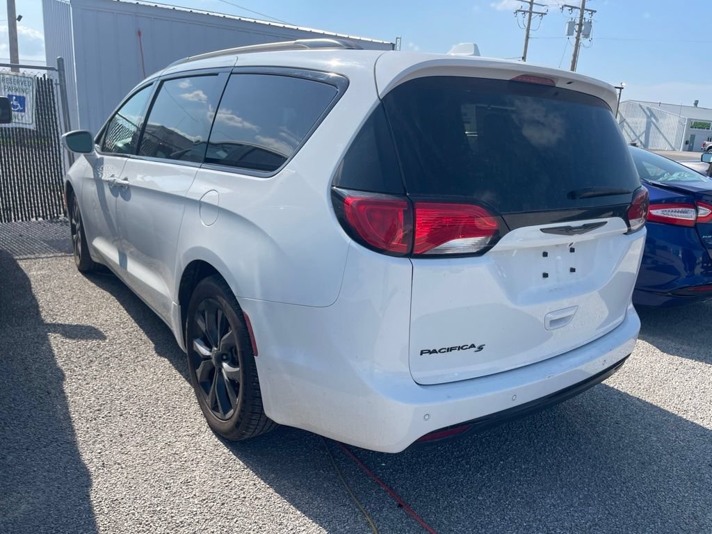 Used 2019 Chrysler Pacifica Touring-L Plus w/ S Appearance Package FWD image 4