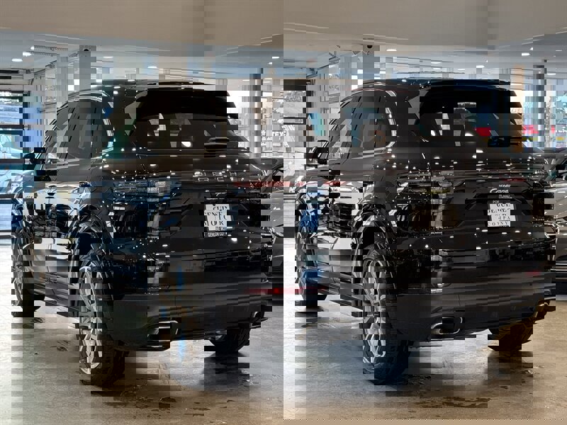 Used 2023 Porsche Cayenne E-Hybrid image 4
