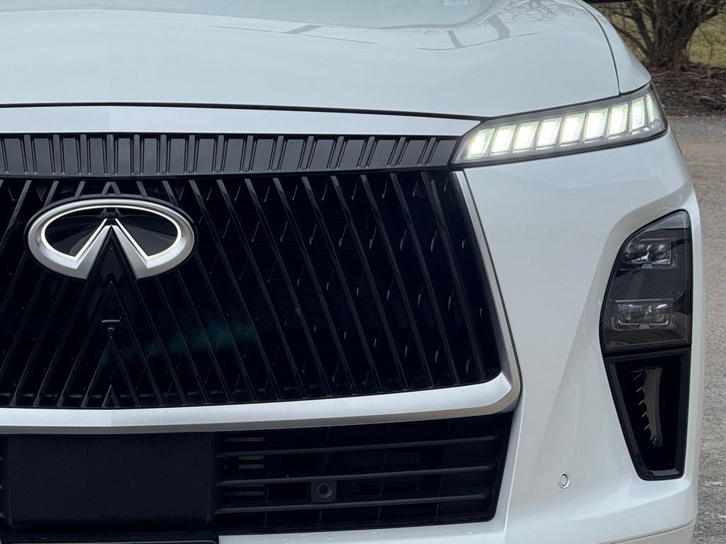 Used 2025 INFINITI QX80 Sensory image 7