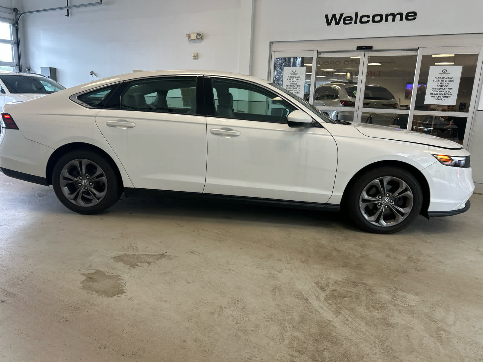 Used 2023 Honda Accord EX image 6